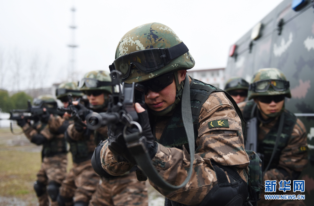 1月16日,武警安徽总队合肥支队特战中队官兵在特种战术训练中急停