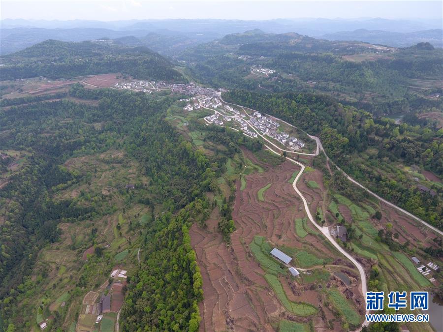 这是4月1日拍摄的龙台村易地扶贫搬迁聚居点和新整理出的土地(无人