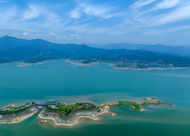 6月10日，船舶从湖北省宜昌市秭归县木鱼岛外沿水域驶过（无人机照片）。新华社发（王罡摄）