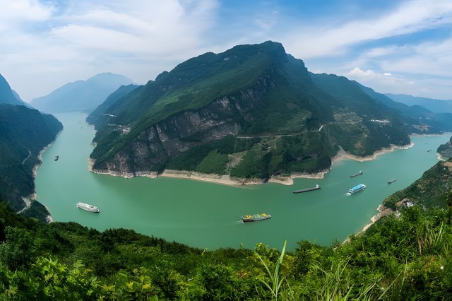 6月10日，船舶行驶在三峡大坝上游湖北省宜昌市秭归县水域。三峡水库水位下降后的消落带清晰可见。新华社发（郑家裕摄）