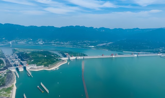 6月10日，船舶有序通过三峡双线五级船闸（无人机照片）。新华社发（郑家裕摄）