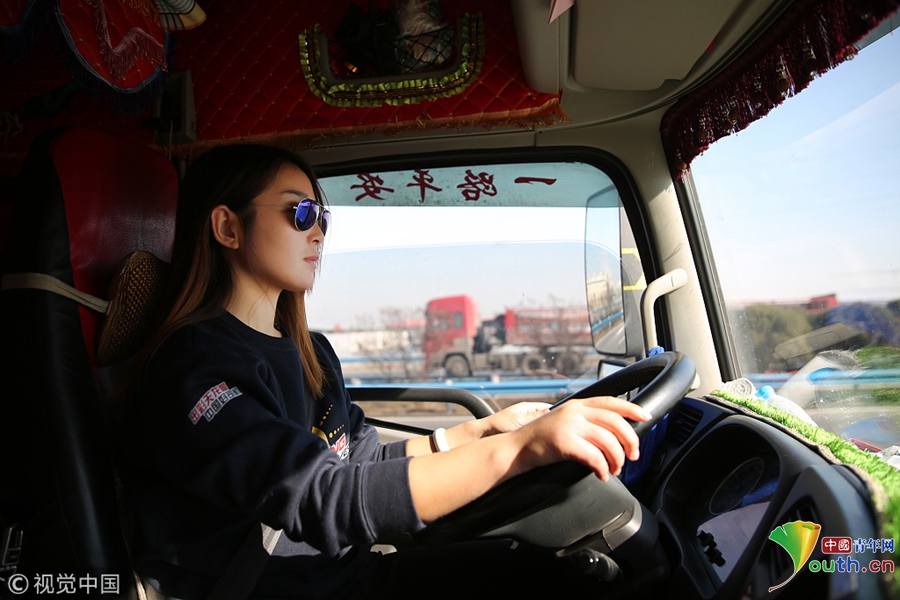 90后女孩跑运输 开18米大车安全行驶120万公里