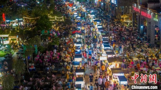 广西梧州：城郊夜生活带火夜经济