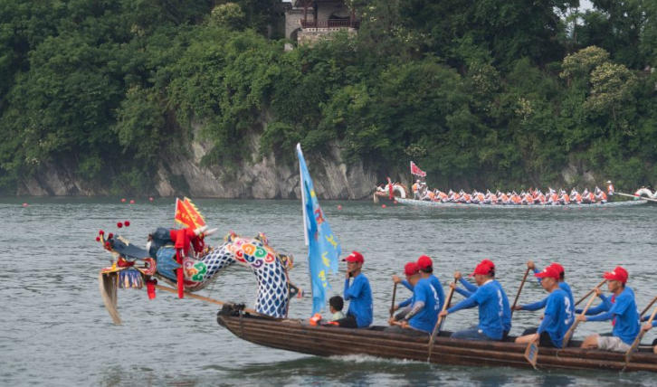 龙舟竞渡桃花潭 文旅焕新山水间.jpg