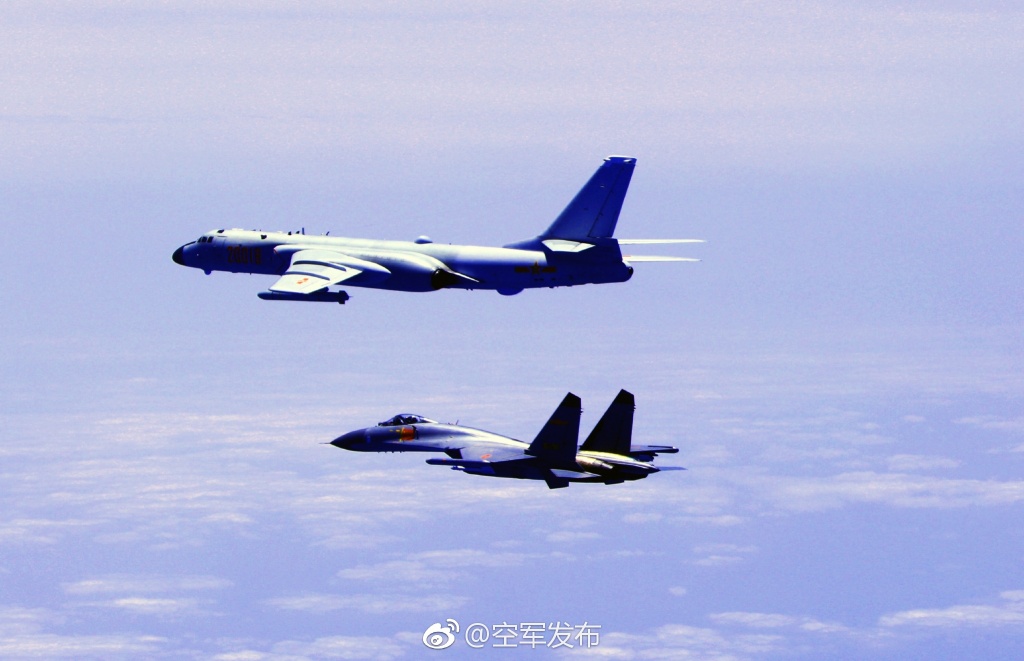 中国空军轰6K等多型战机绕岛巡航高清图发布