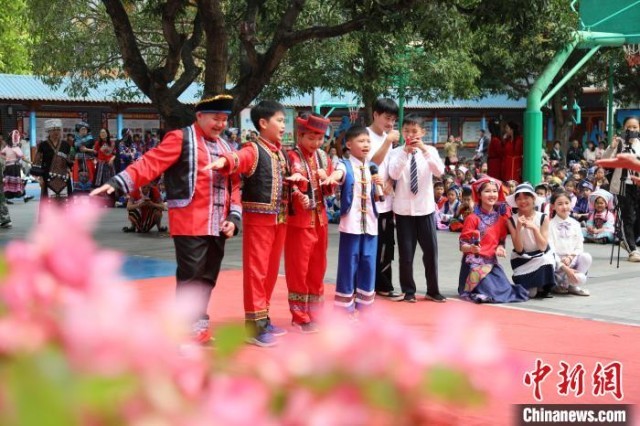 广西南宁中小学校多彩活动迎接“三月三”