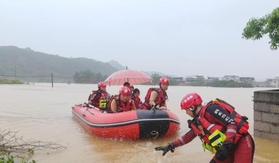 广西桂林洪水上涨民众被困 消防职员紧抢救援.jpg