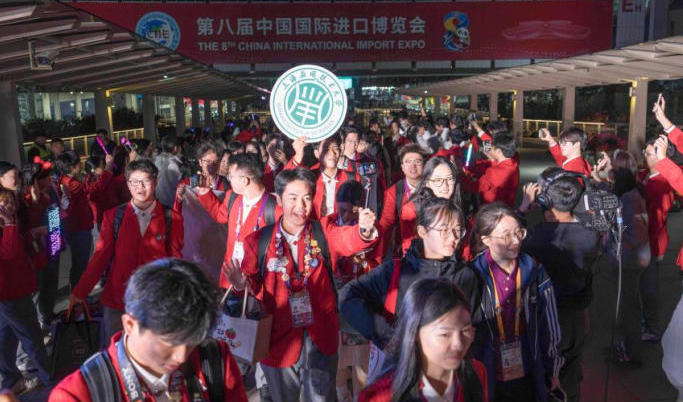 第八届进博会 “小叶子”展现青春风采.jpg