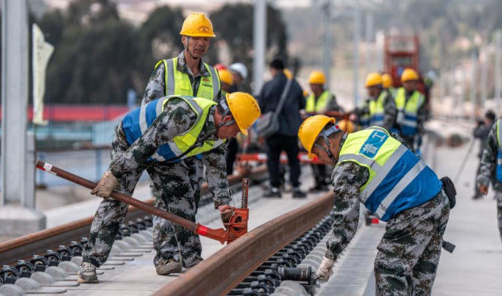 渝昆高铁云南段开始铺轨.jpg