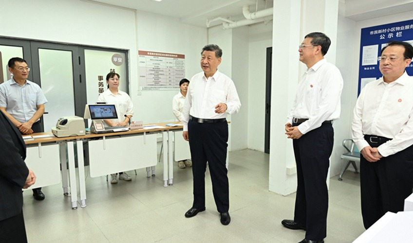 习近平在上海考察.jpg