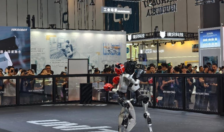 2026世界机器人大会首日，机器人“解锁”更多应用场景.jpg