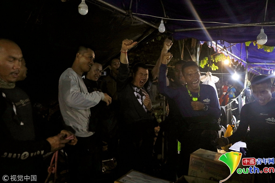 13名失联泰国足球队员被救援队救出 家属破涕