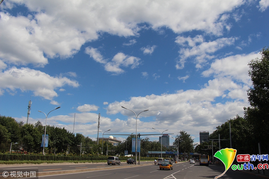 北京迎来晴好天气 蓝天白云美如画