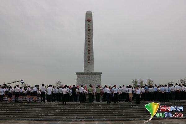 永远是红的 八路军120师抗日誓师纪念碑落成