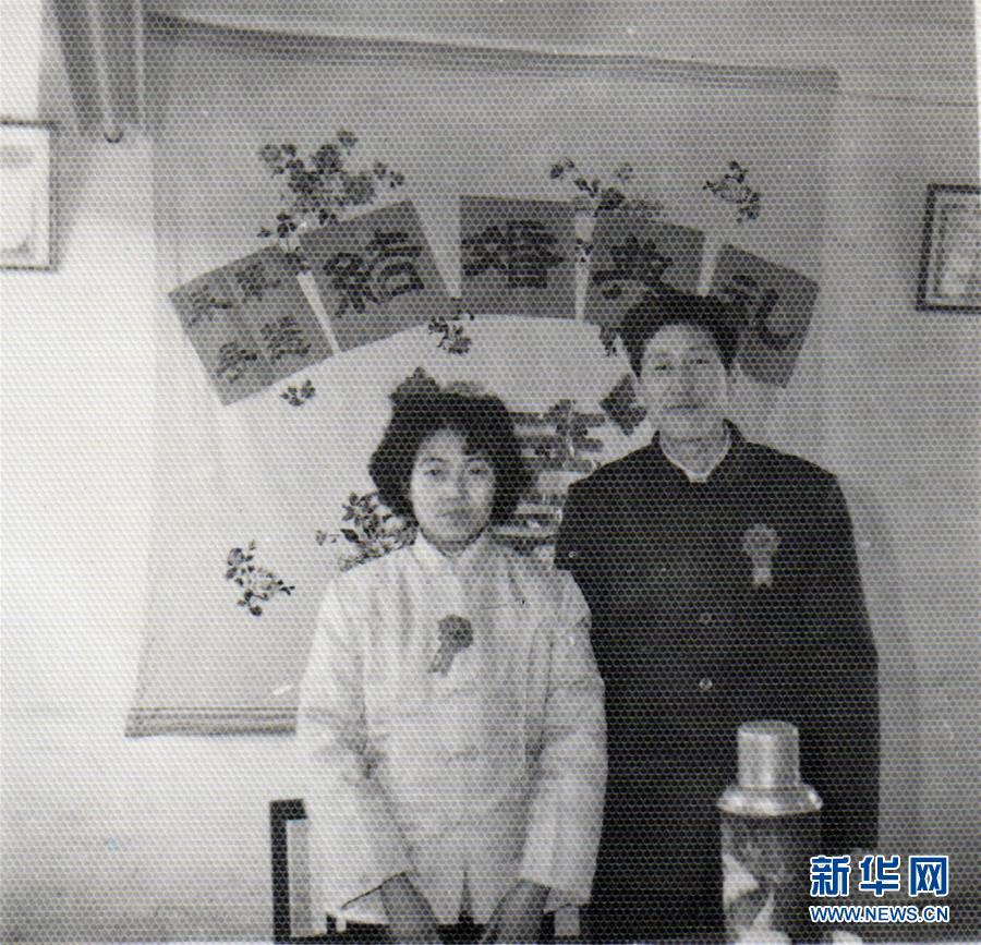 1984年,在商洛市洛南县,新人方永革和王导慧在婚礼上合影,中山装是