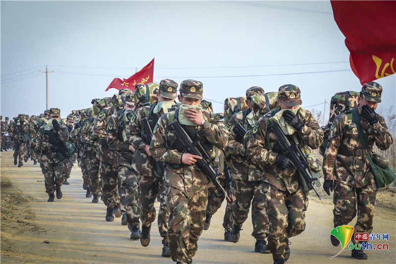 数九寒天 "00后"新战士踏上百里拉练新征程