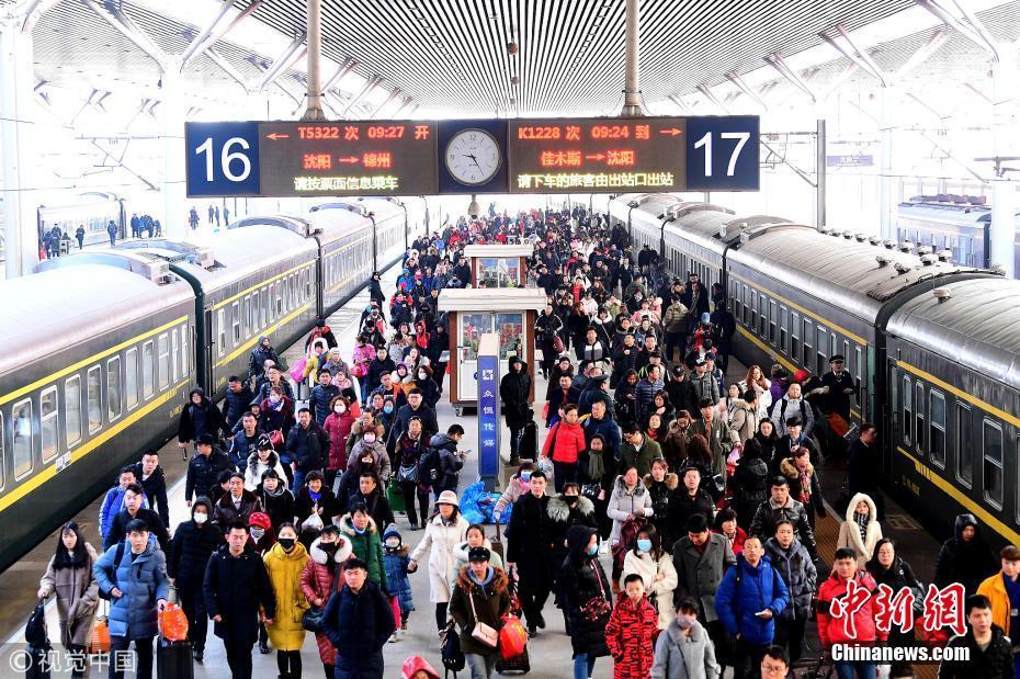 北京火车站迎春节返程客流高峰