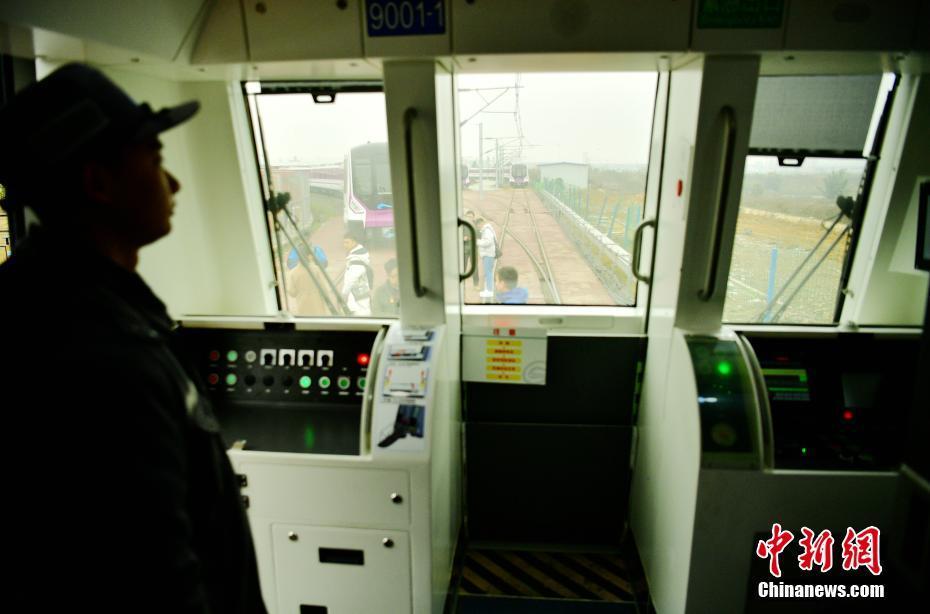 成都地铁9号线全自动无人驾驶列车正式亮相