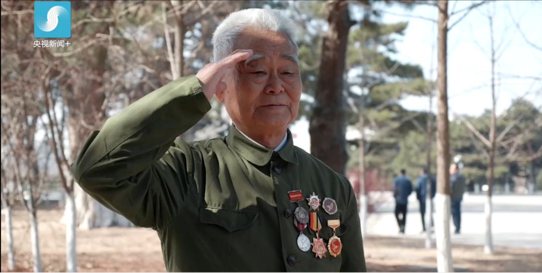 在儿子的陪同下,杨德胜踏上了去沈阳的旅程.