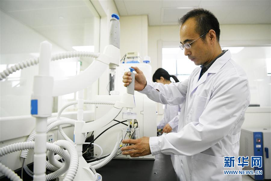 在大庆油田勘探开发研究院,科研人员在进行聚合物驱油实验(6月26日