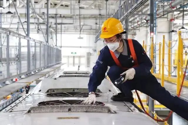 2月15日一大早,青年女职工,突击队员李涵悦来到