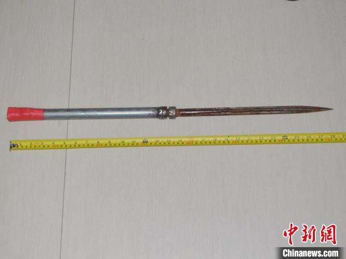 犯罪嫌疑人使用的扎枪.敦化森林公安局供图