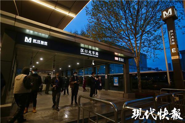 6 点 15 分,汉口火车站地铁站 e 口的闸门升起,地铁站正式 " 开门迎客