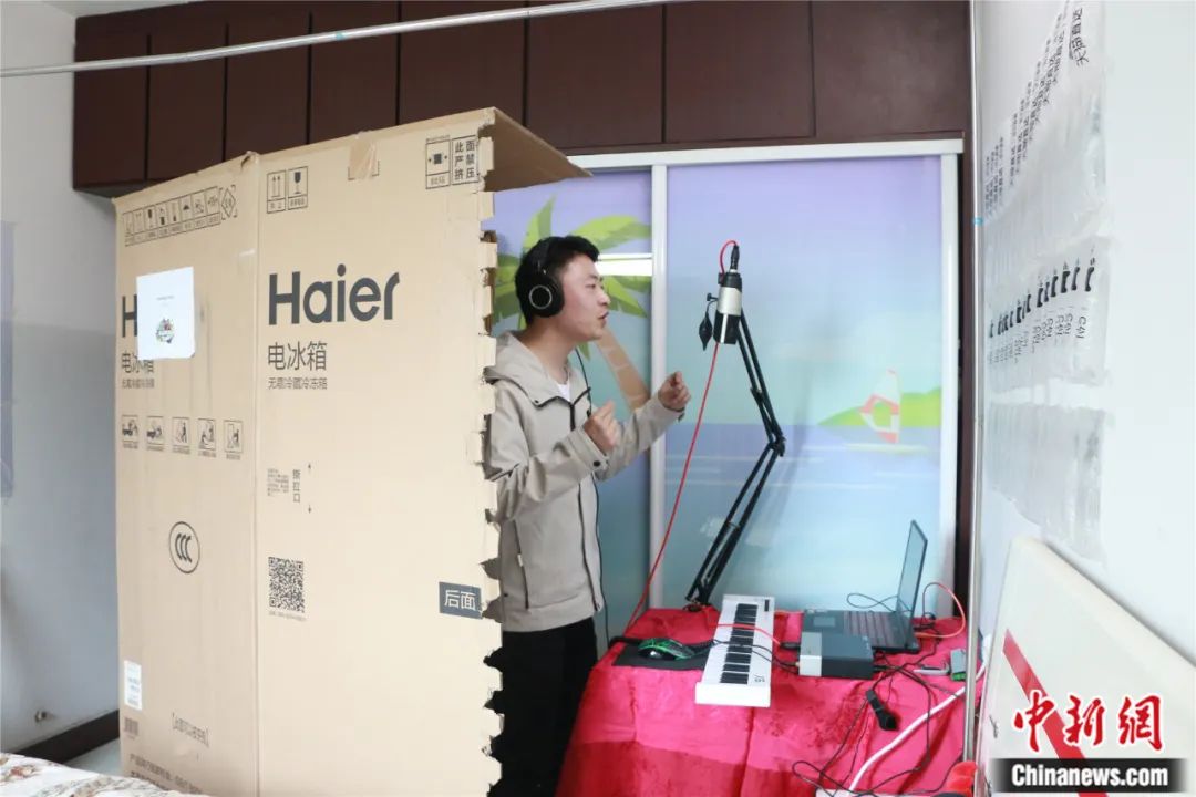 关海洋在废纸箱搭建的录音棚里录制歌曲 阚力 摄