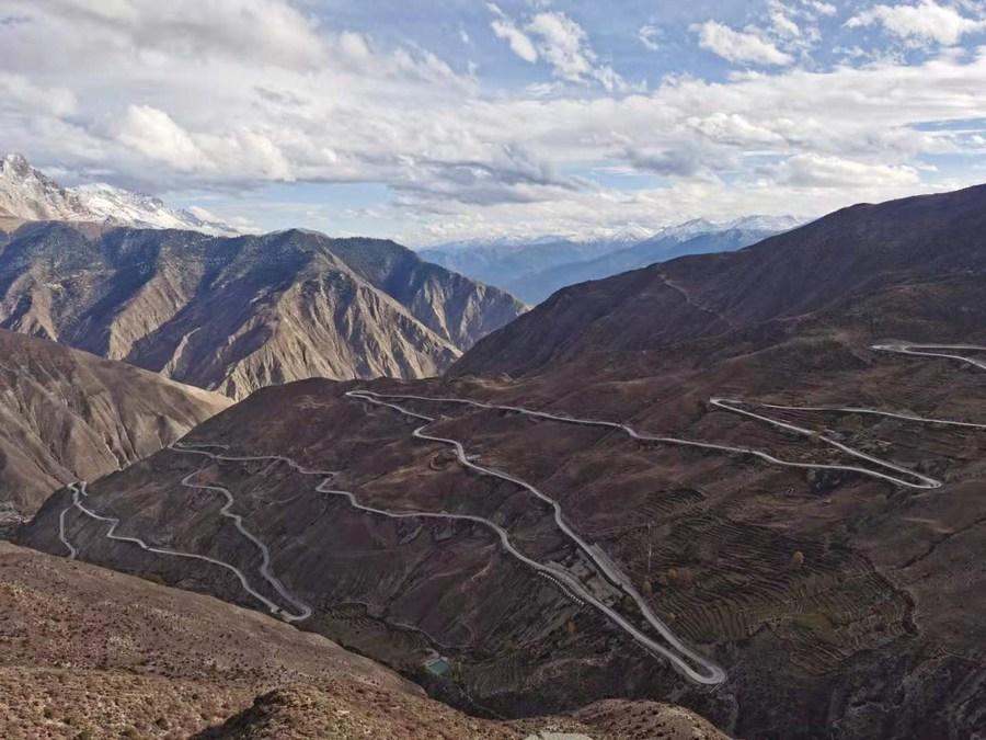 川藏公路昌都市八宿县境内的"天路72拐"(2019年10月23日摄).