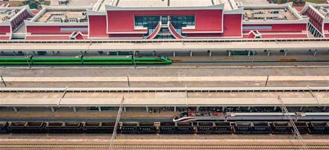 (新华全媒头条·图文互动)(1)一路飞架跨山河——写在中老铁路国际旅客列车开行首日