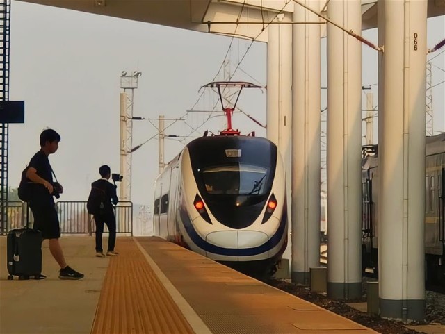 (新华全媒头条·图文互动)(7)一路飞架跨山河——写在中老铁路国际旅客列车开行首日