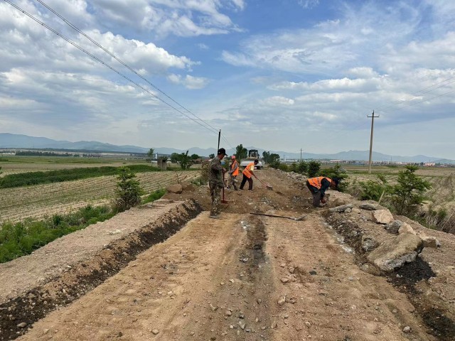 道路施工现场。蛟河市委供图