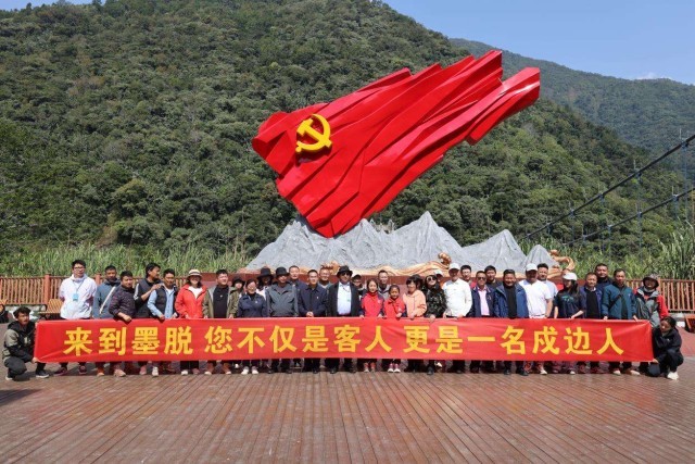 图为:县外游客在墨脱县爱国强边教育基地观摩学习