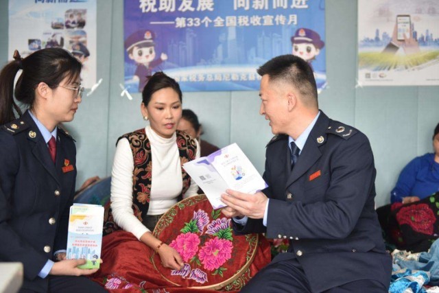 尼勒克县税务局税收宣传小分队走进柯赛绣基地开展税费政策宣传5