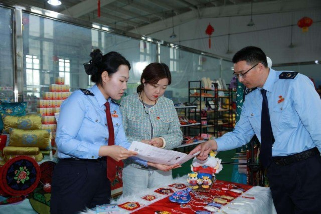 在新疆，国家税务总局察布查尔锡伯自治县税务局结合新疆税务局“丝路税韵”板块，走进国家非物质文化遗产生产性保护示范基地开展税费优惠政策宣讲，将税务元素有机融入非遗传承，助力税惠春雨直达企业。