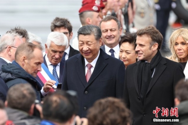 当地时间5月7日，中国国家主席习近平从法国巴黎飞抵塔布，继续对法国的国事访问。马克龙总统夫妇在机场迎接。<a target='_blank' href='/'><p  align=