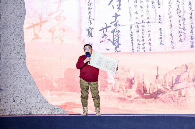 徐东良在“缘何中国·五星出东方”收罗主题宣传活动现场演讲。东说念主民视频供图