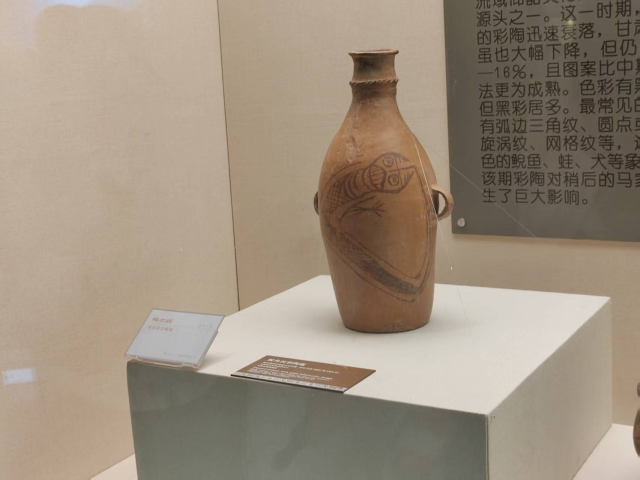 “青春华章重走西北角”采访团探秘甘肃省博物馆：千年珍宝诉说丝路辉煌_fororder_仰韶文化鲵鱼纹彩陶瓶