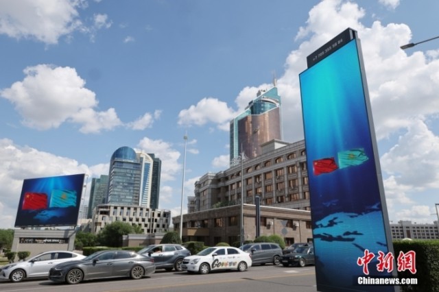 当地时间6月15日，哈萨克斯坦首都阿斯塔纳街头，中哈两国国旗飘扬。<a target='_blank' href='/'><p  align=