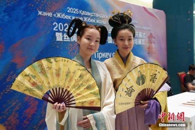 当地时间6月16日，哈萨克斯坦“中国旅游年”开幕式在位于阿斯塔纳的哈萨克斯坦国家博物馆举行。开幕式上举办了文艺演出、汉服时装秀、非遗体验等活动。图为身穿汉服的哈萨克斯坦青年在活动现场与观众互动。<a target='_blank' href='/'><p  align=