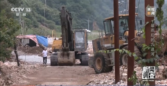 攀90°绝壁、蹚过激流 救援队抵达河北失联村开展救援