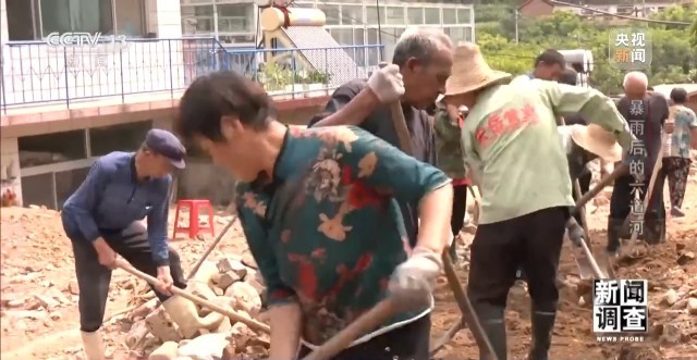 攀90°绝壁、蹚过激流 救援队抵达河北失联村开展救援