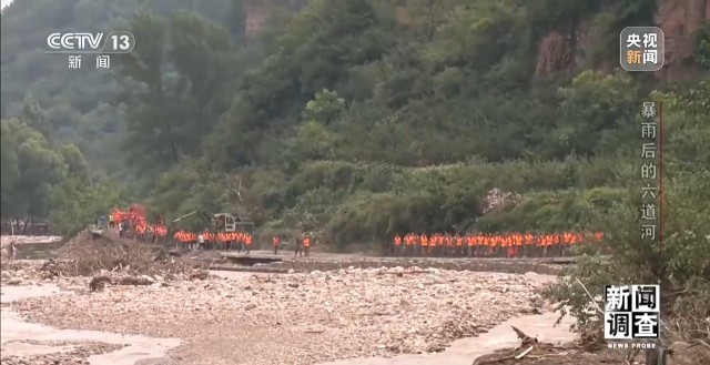 攀90°绝壁、蹚过激流 救援队抵达河北失联村开展救援