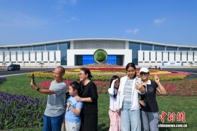 8月31日，天津，市民在2025年上海合作组织峰会主会场外自拍。当日，2025年上海合作组织峰会在天津举行。<a target='_blank' href='/'><p  align=