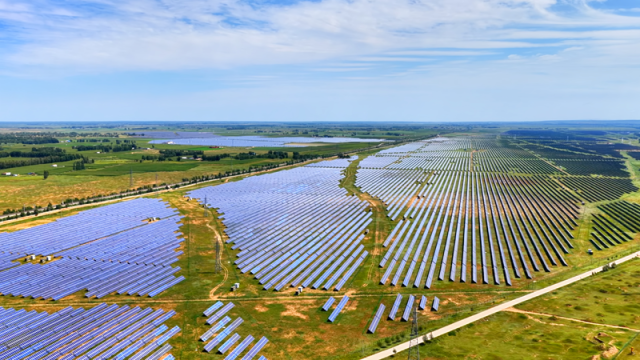 定边县连片光伏板铺展成绿色能源画卷。陈煜摄