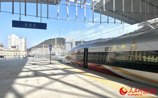 2025年12月26日，C9312次复兴号列车抵达延安站。人民网记者 邓楠摄