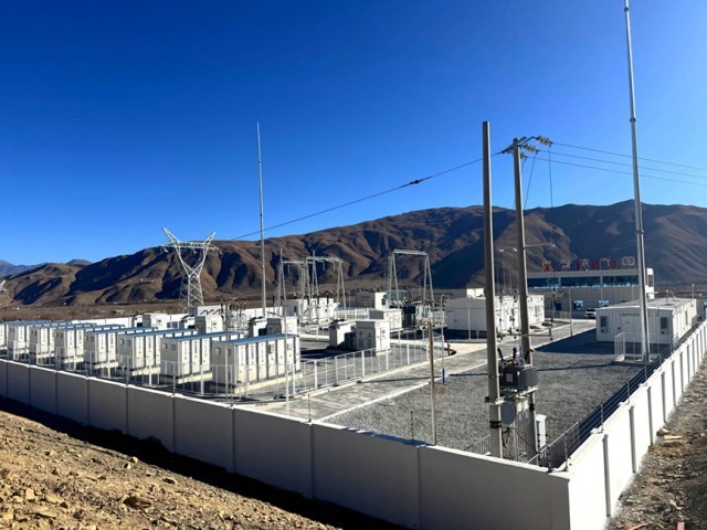 西藏自治区山南市扎囊县扎其乡罗堆村50兆瓦光伏治沙示范项目现场，电网设施有序运行，绿电由此输送四方。人民网记者 吴雨仁摄