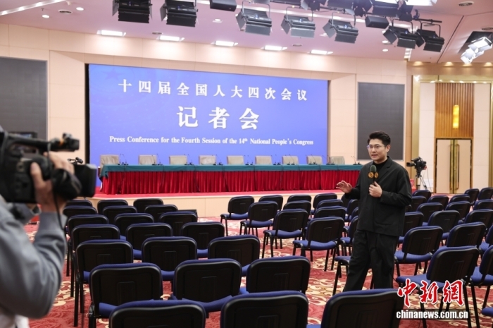 资料图：2月27日，在2026年全国两会即将召开之际，设在北京梅地亚中心的全国两会新闻中心正式启用。目前已有3000多名中外记者报名采访全国两会，其中境内记者2000多名，港澳台记者和外国记者1000多名。十四届全国人大四次会议和全国政协十四届四次会议将分别于3月5日和3月4日在北京开幕。图为媒体记者在全国两会新闻中心工作。<a target='_blank' href='/' _fcksavedurl='/'><p  align=