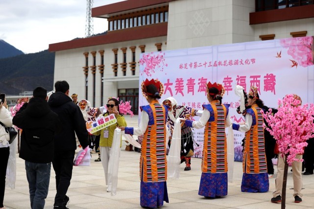 2026年4月11日,“大美青海·幸福西藏”旅游专列抵达林芝。人民日报记者 徐驭尧摄