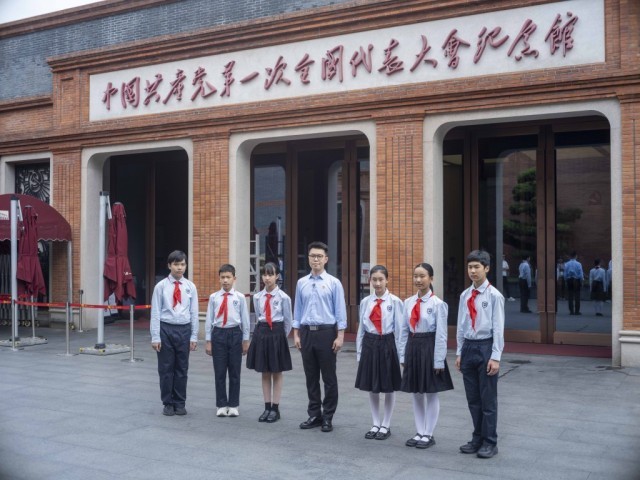 2026年6月29日，一队学生在中共一大纪念馆前组织拍摄活动。本文图片均由澎湃新闻记者 许海峰 图